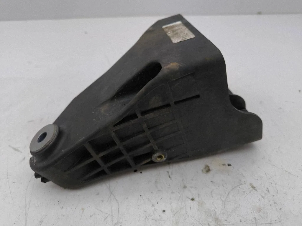 Engine mounting bracket – right