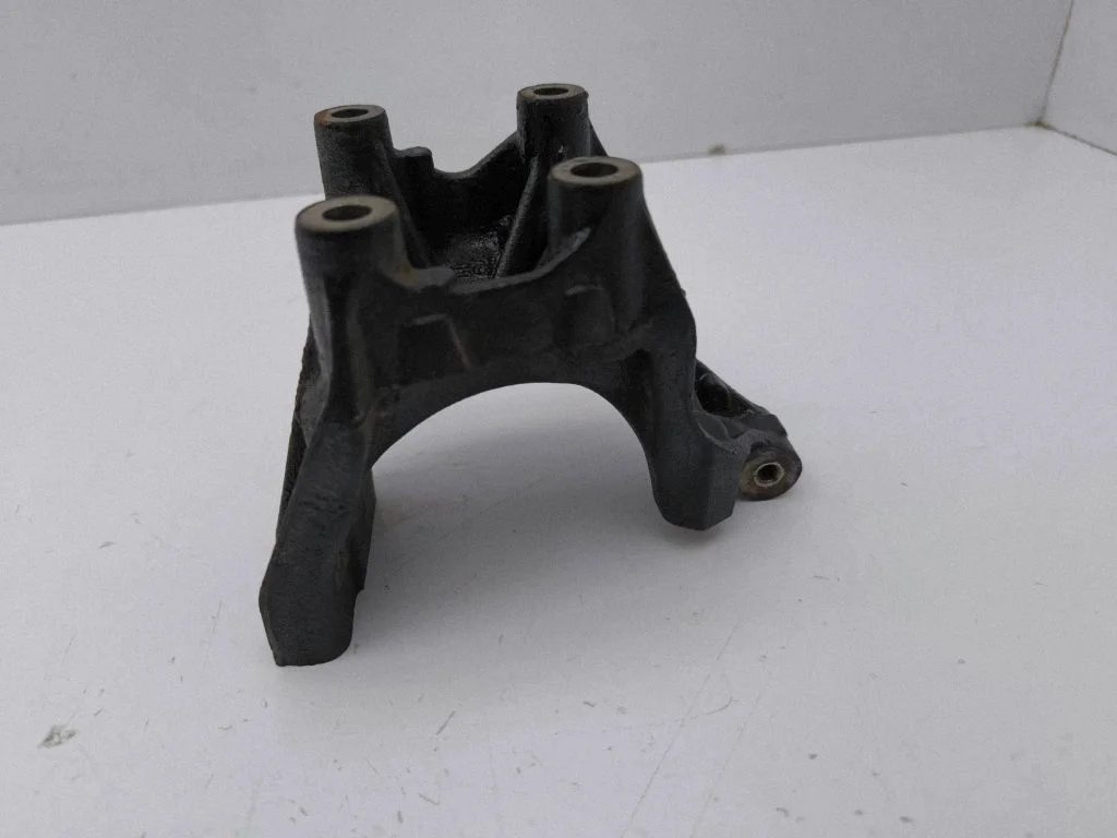 Dzinēja stiprinājuma kronšteins 04L131159C