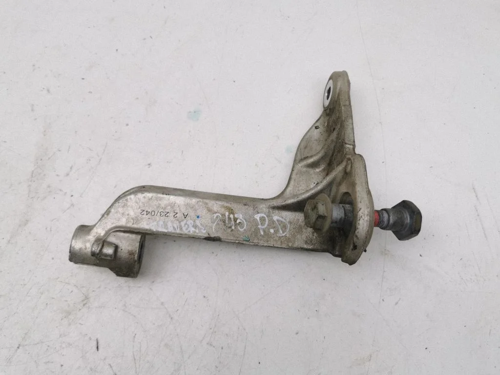 Engine mounting bracket – right