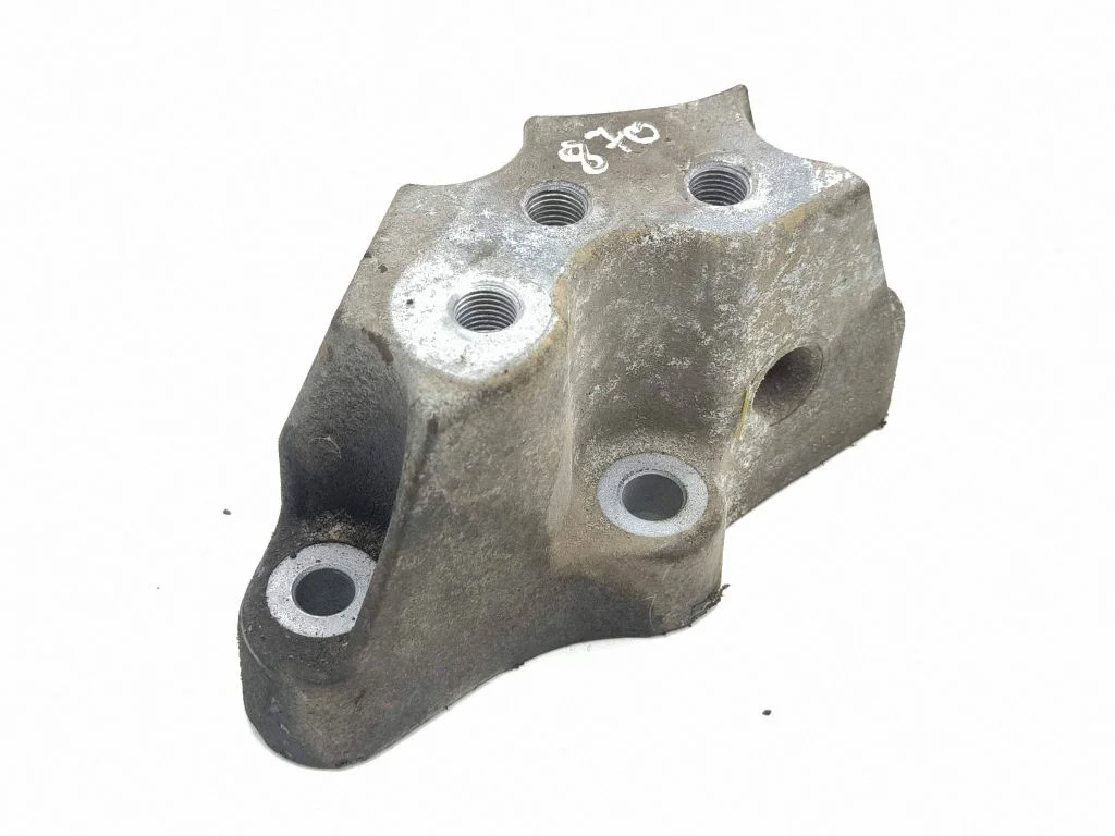 Engine mounting bracket