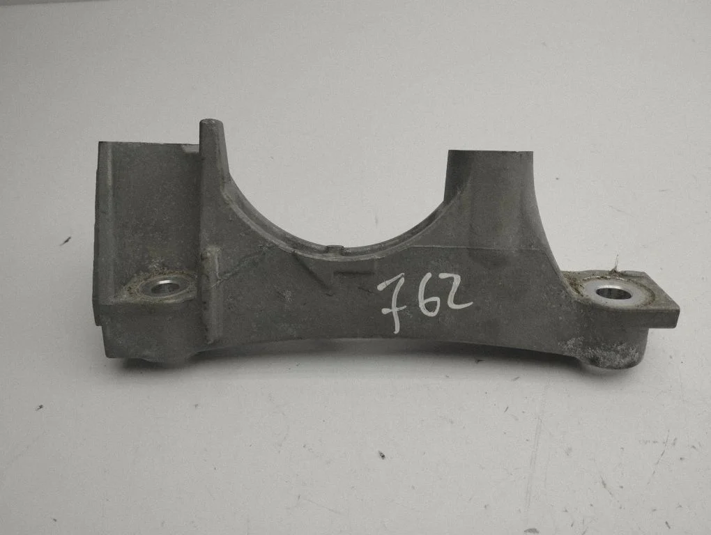 Engine mounting bracket