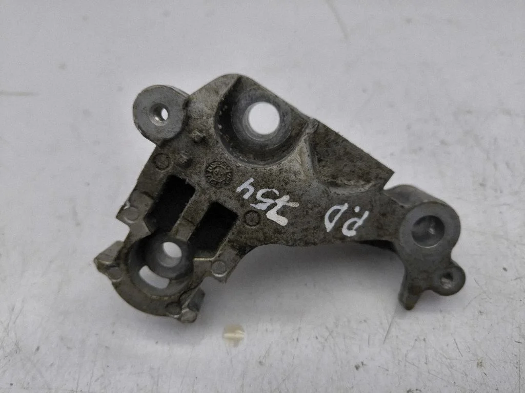 Engine mounting bracket – front right