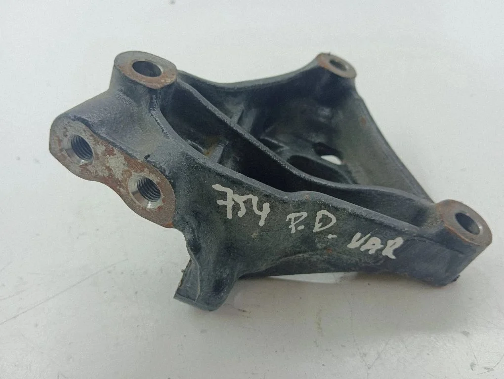 Engine mounting bracket