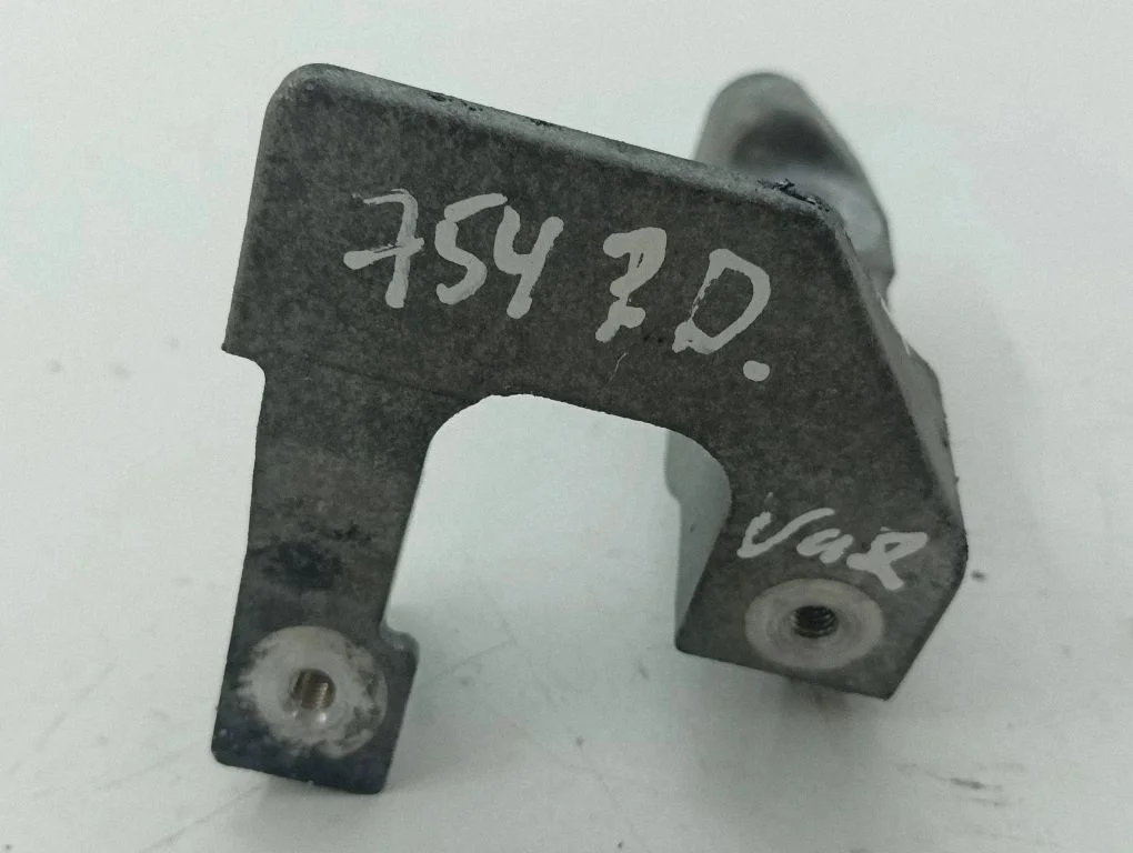 Engine mounting bracket