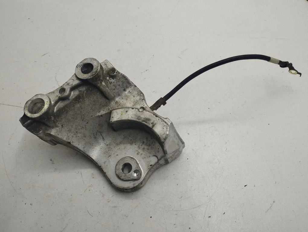Engine mounting bracket