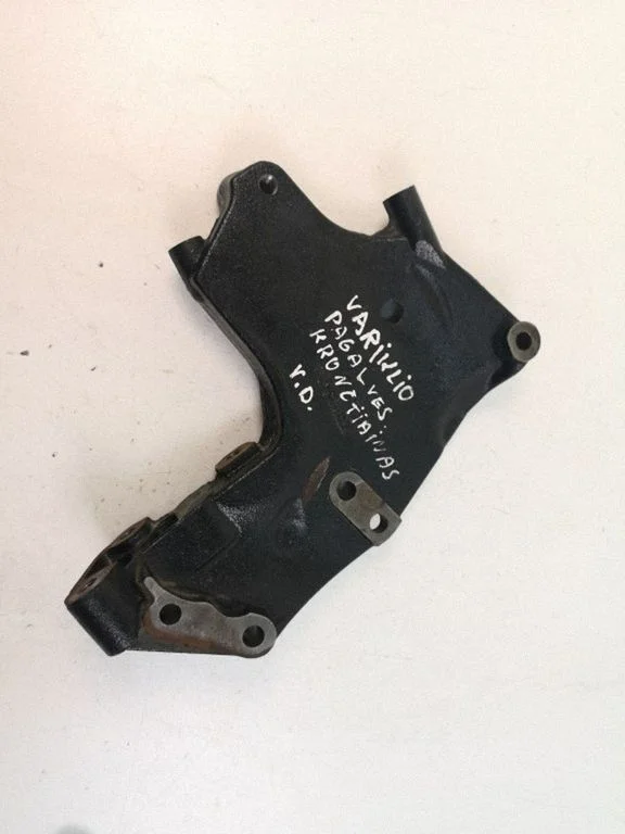 Engine mounting bracket – right