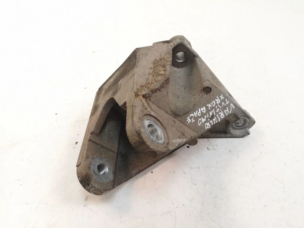 Engine mounting bracket