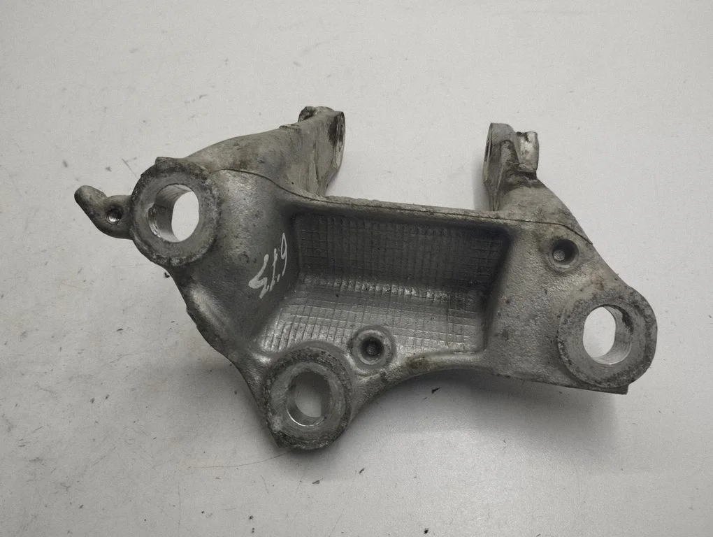 Engine mounting bracket 50T0C