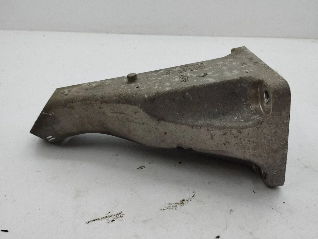 Engine mounting bracket 222316