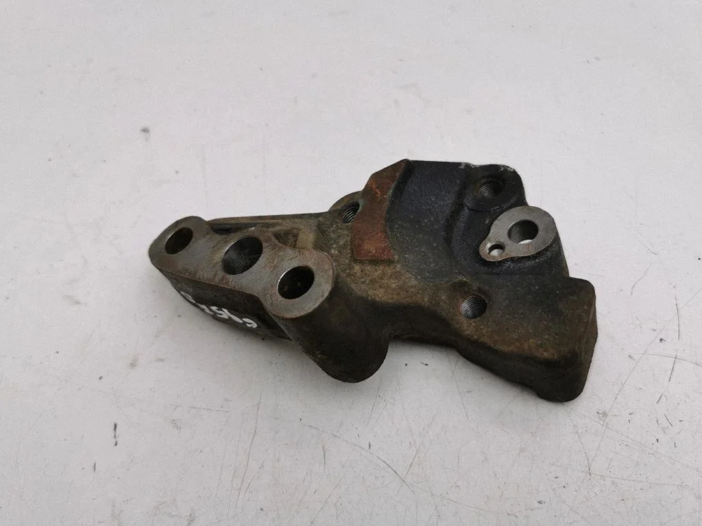 Engine mounting bracket – front right