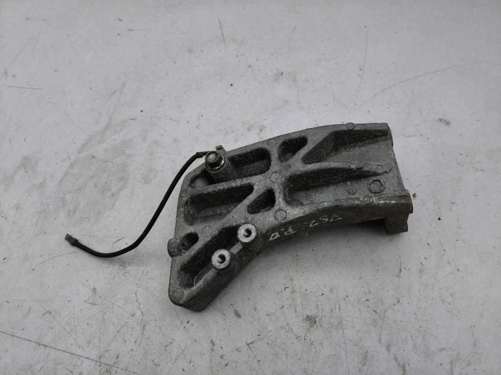 Engine mounting bracket – right