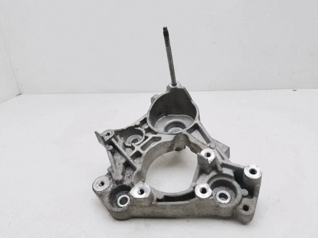 Engine mounting bracket 179105MZ0A