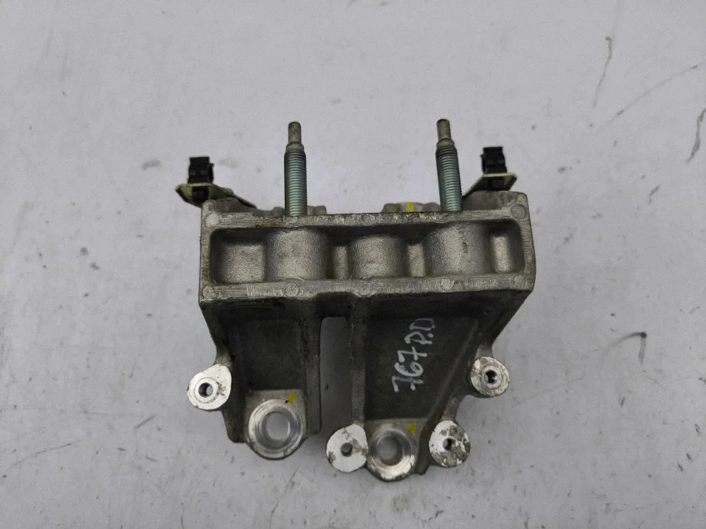 Engine mounting bracket – right