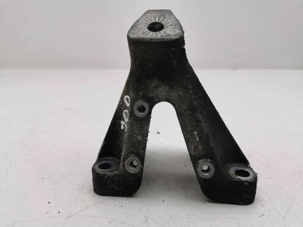 Mootori kinnituskronstein 8K0199307