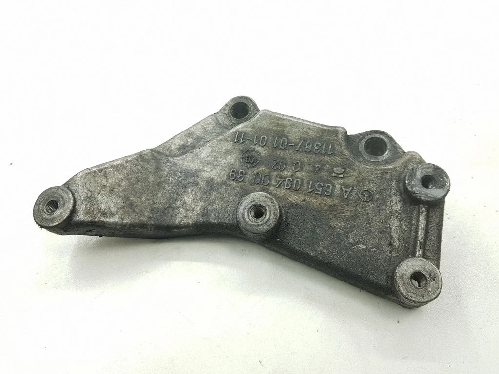 Engine mounting bracket A6510940039