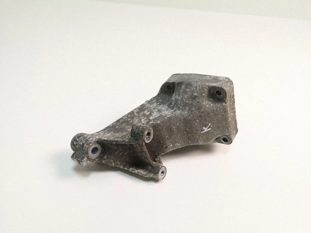 Engine mounting bracket A6112230704