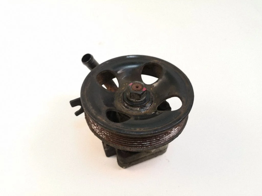 Roolivõimendi pump 571002B000
