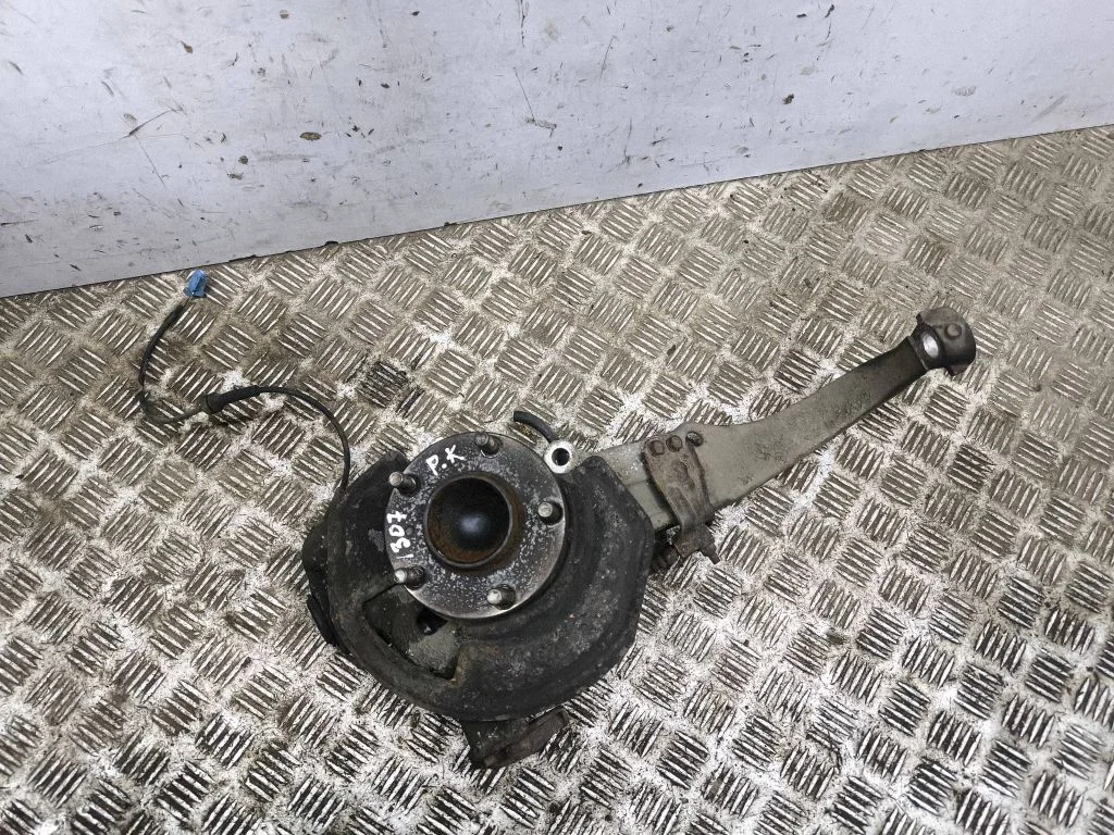 Front wheel hub – left