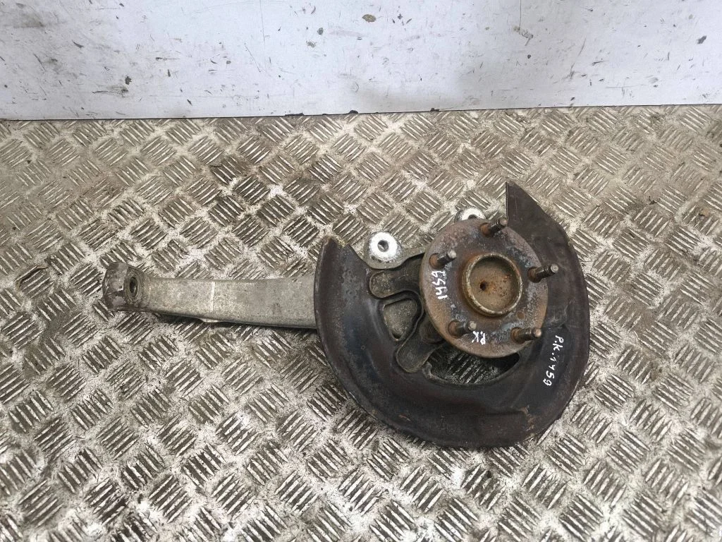 Front wheel hub – left