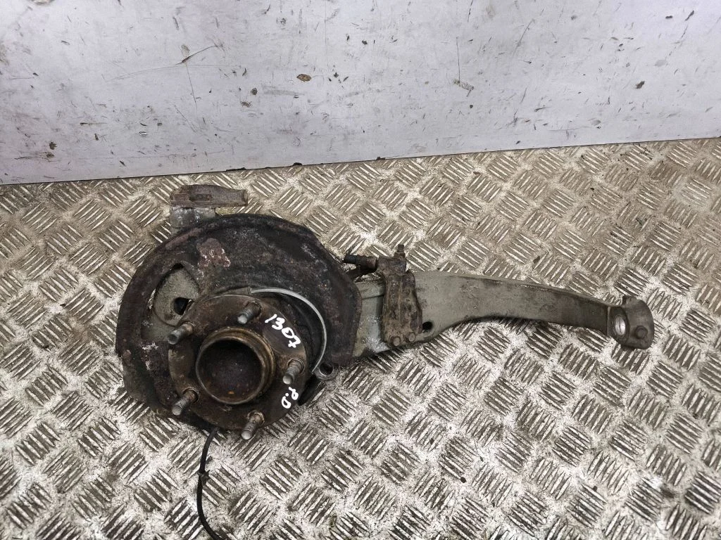 Front wheel hub – right