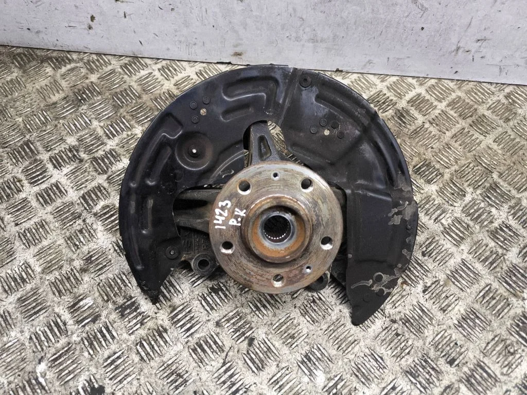 Front wheel hub – left
