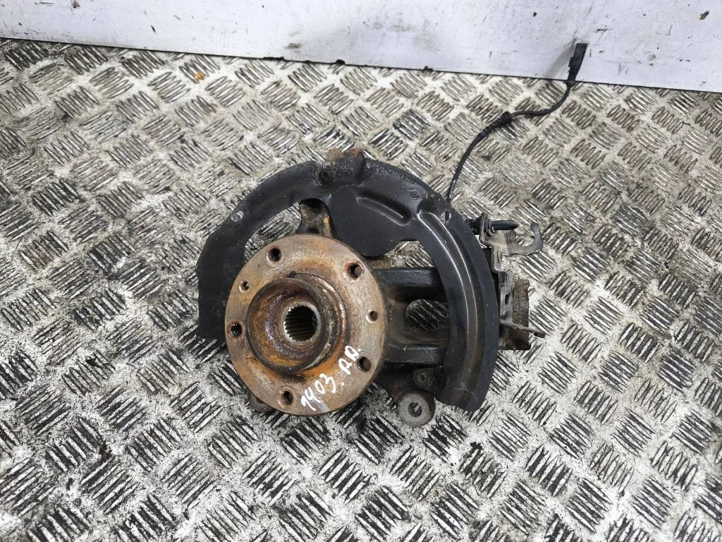 Front wheel hub – right