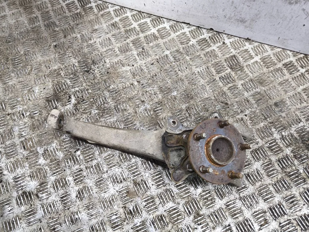 Front wheel hub – left