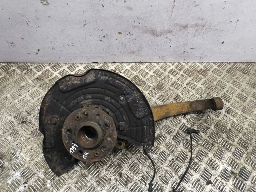 Front wheel hub – left