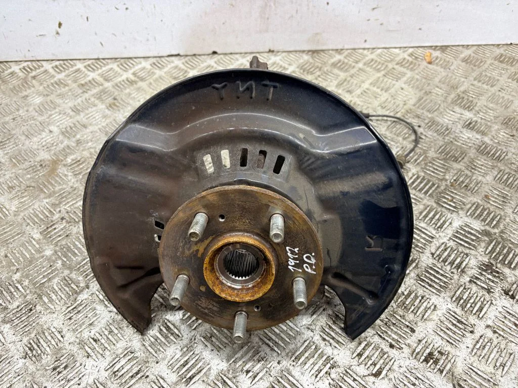Front wheel hub – right
