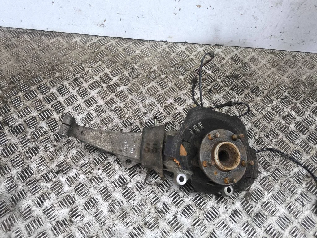 Front wheel hub – left