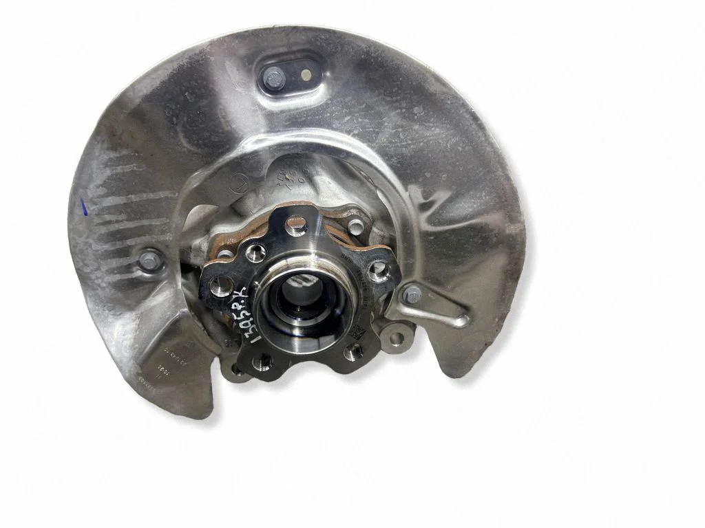 Front wheel hub 6890179