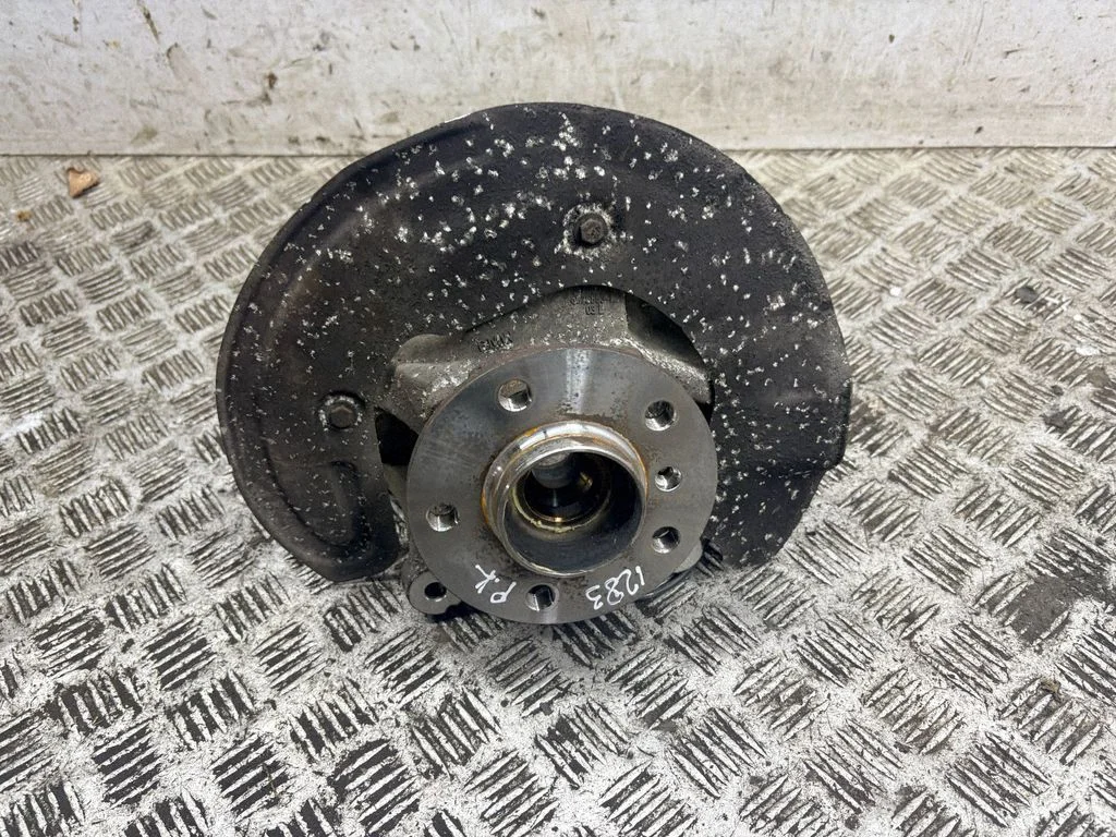 Front wheel hub – left