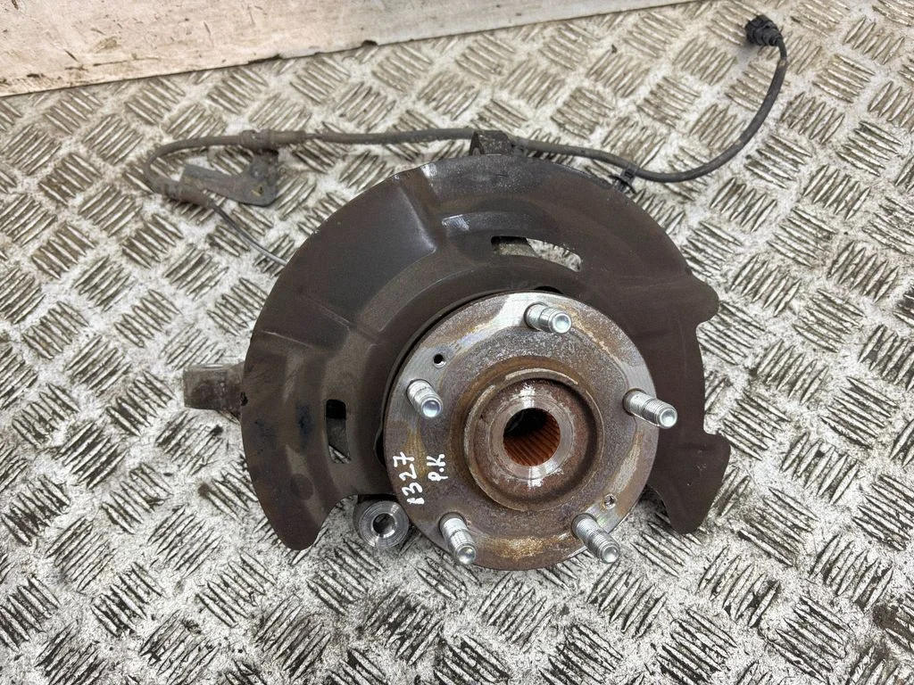 Front wheel hub – left
