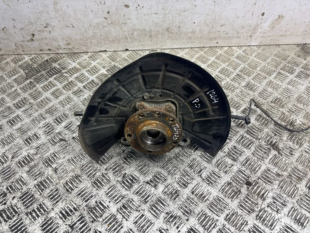 Front wheel hub – right