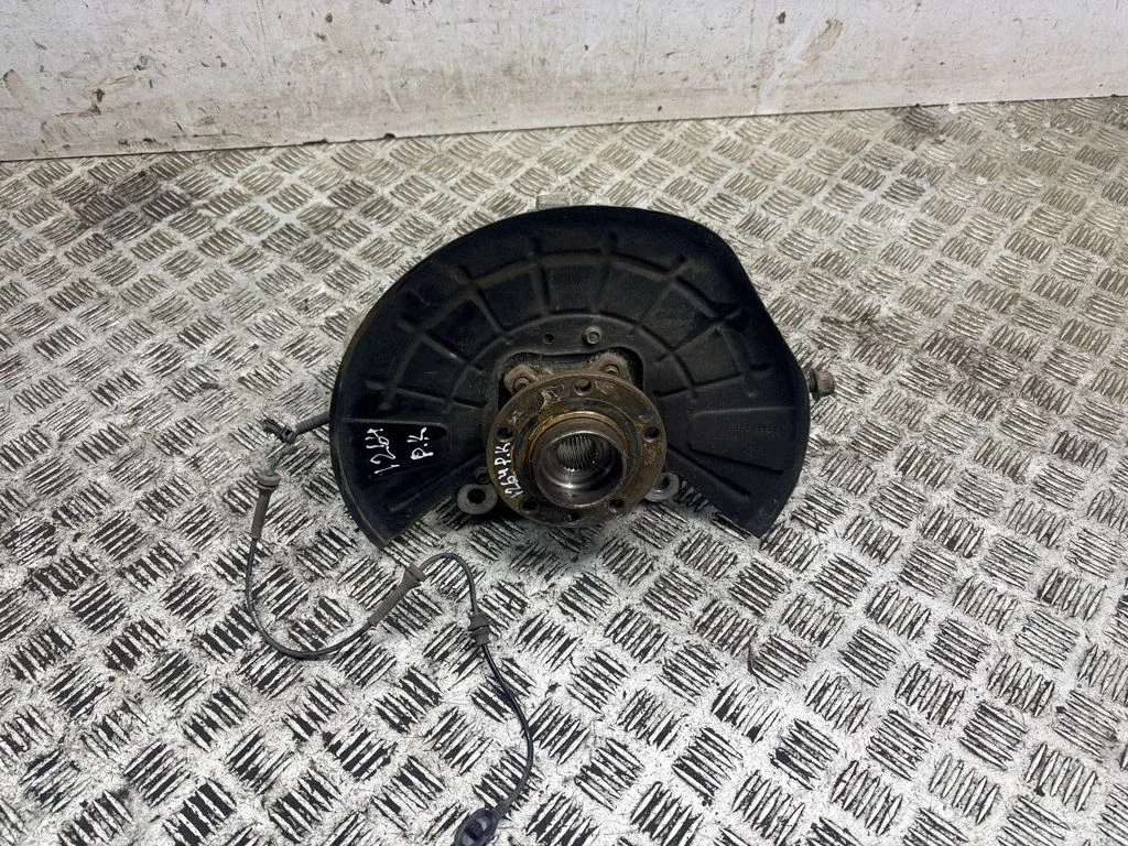 Front wheel hub – left
