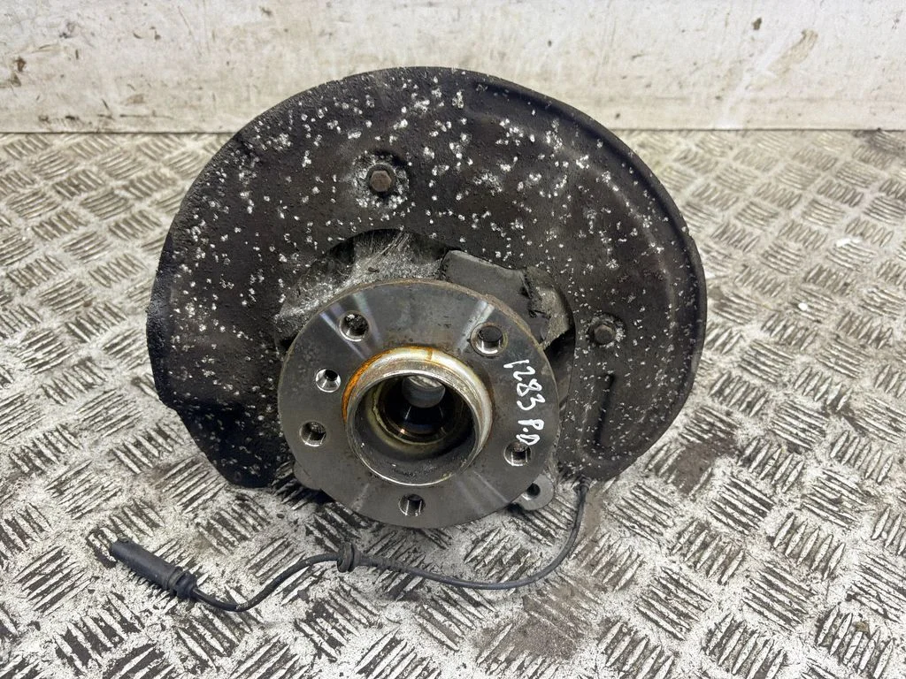 Front wheel hub – right