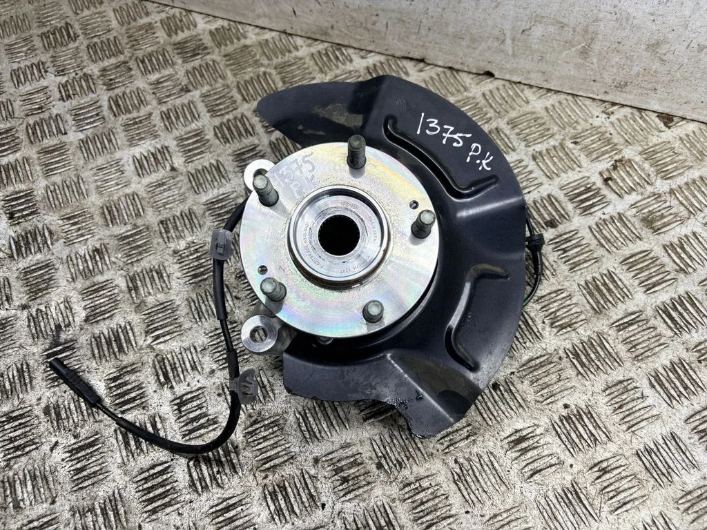 Front wheel hub – left