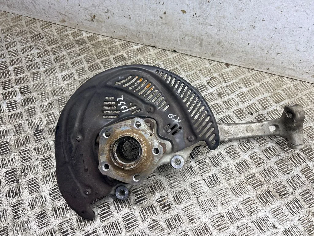 Front wheel hub – left