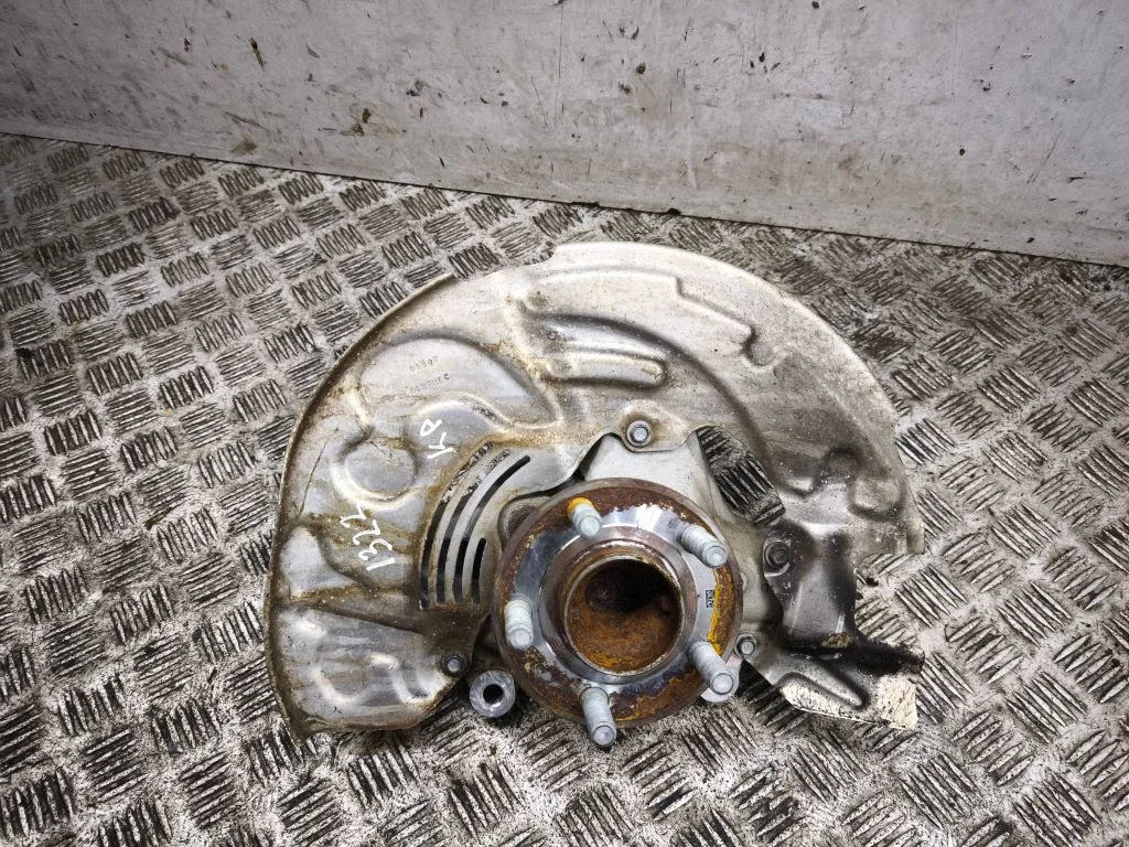 Front wheel hub – left
