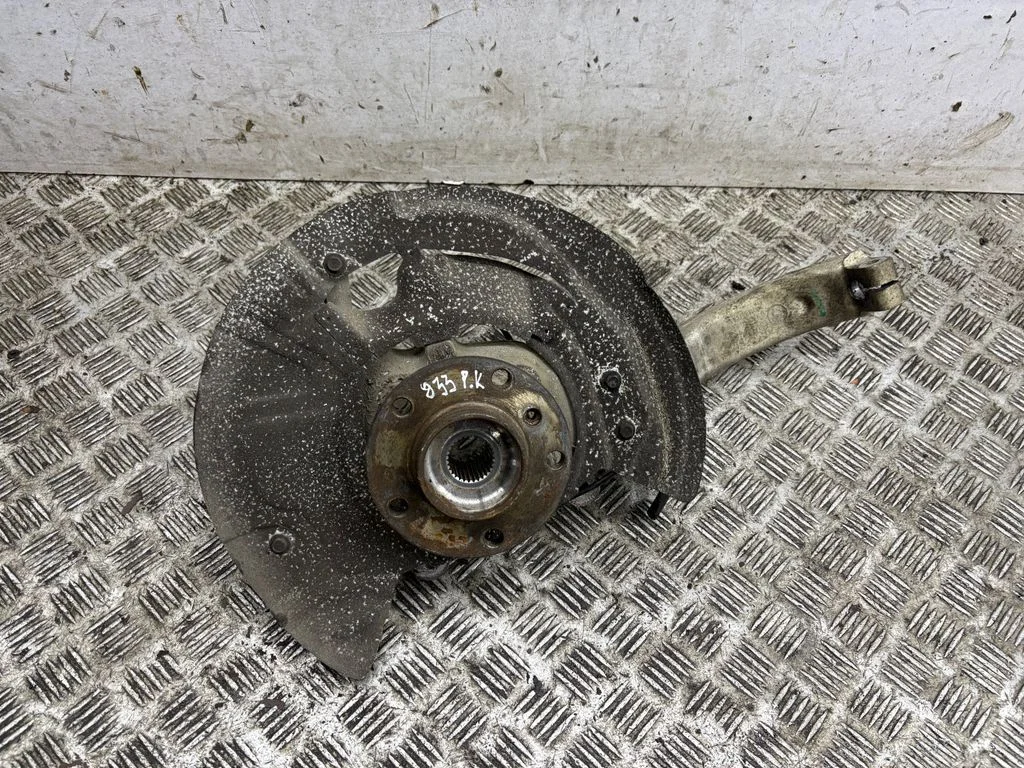 Front wheel hub – left