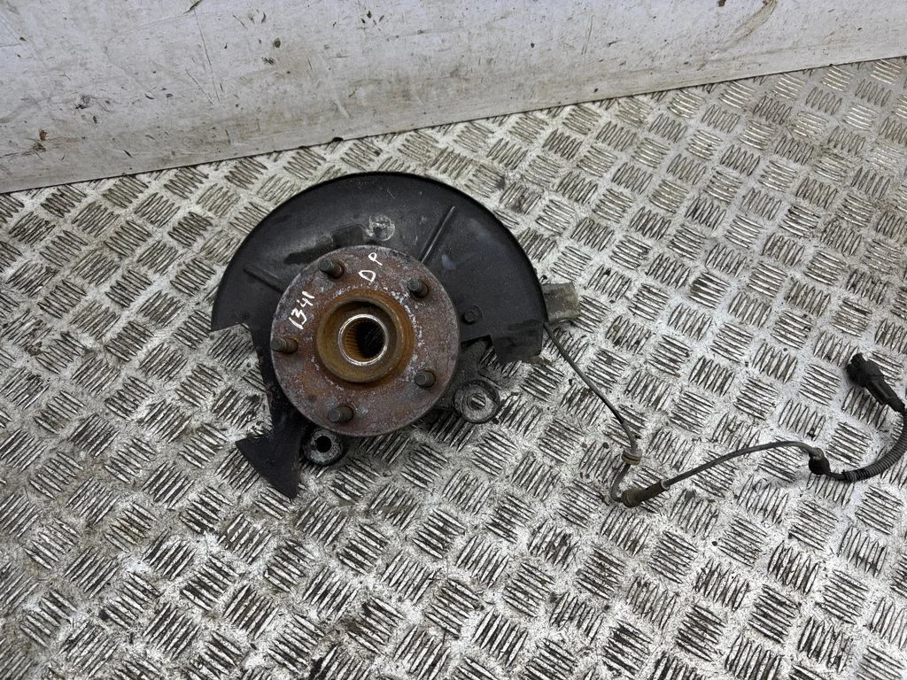 Front wheel hub – right