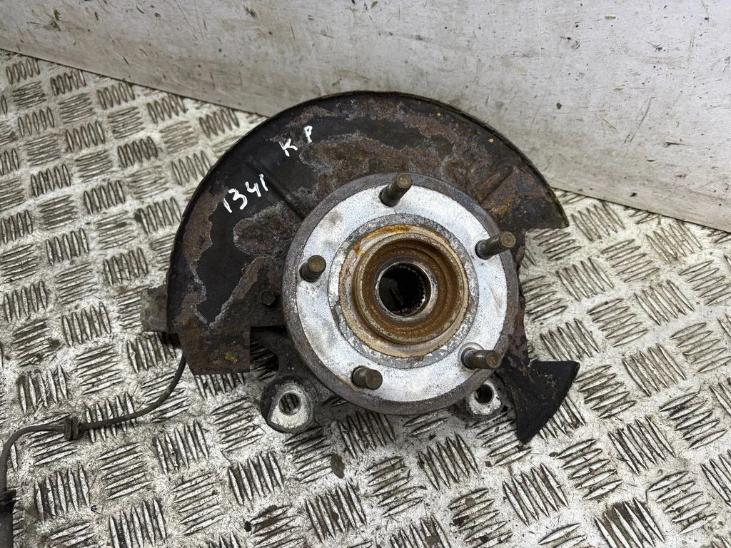 Front wheel hub – left