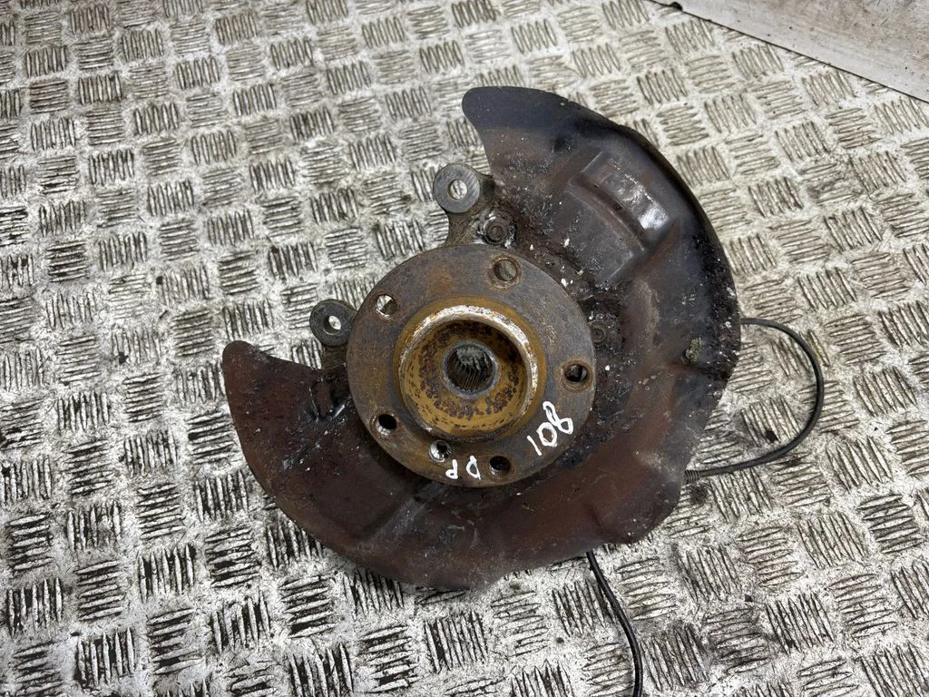 Front wheel hub – right