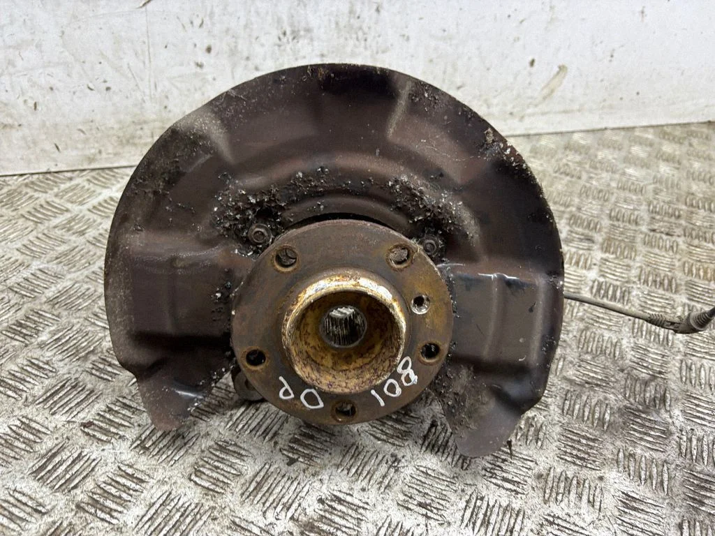 Front wheel hub – right