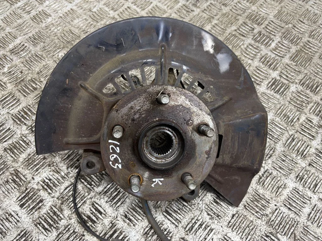 Front wheel hub – left