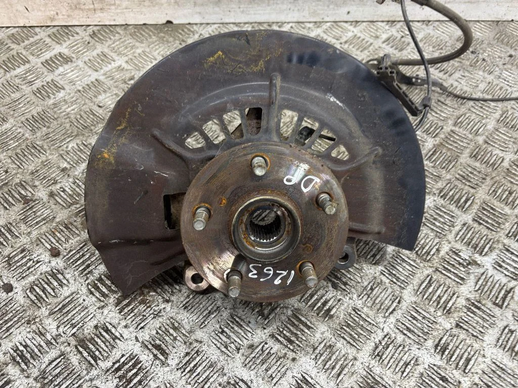 Front wheel hub – right