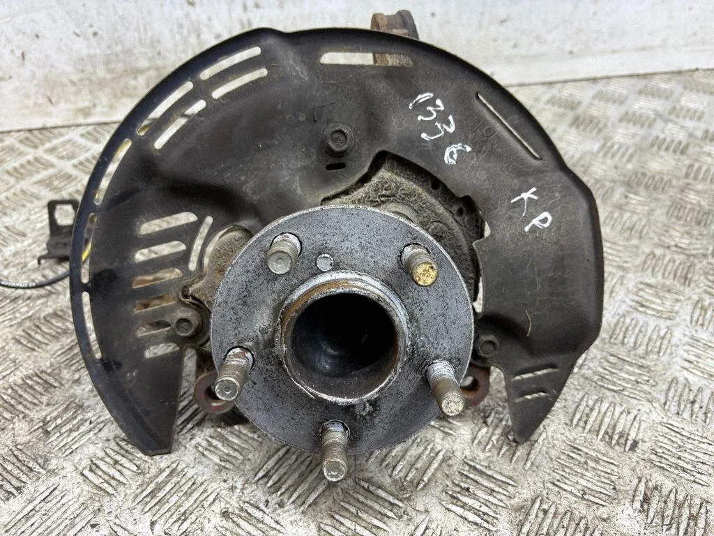 Front wheel hub – left