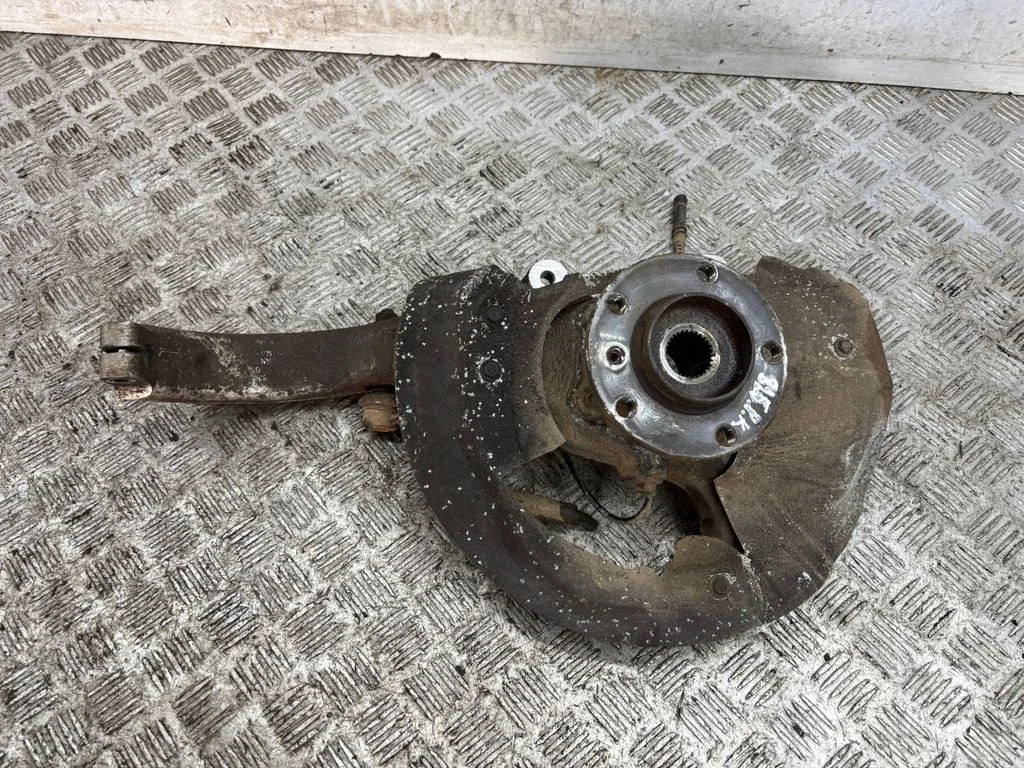 Front wheel hub – left