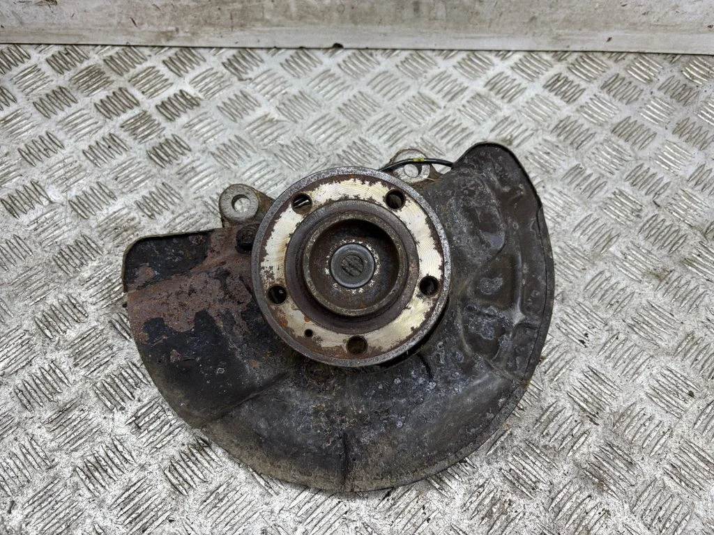 Front wheel hub – left