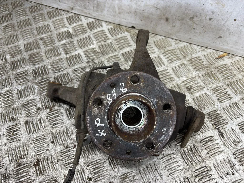 Front wheel hub – left